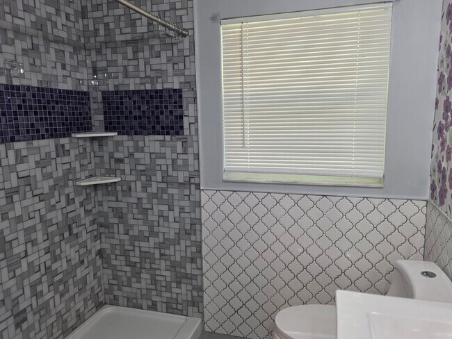 Building Photo - 220 Buena Vista St