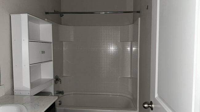 Building Photo - 421 Waterline Dr