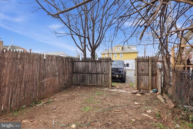 Building Photo - 25 Lily St