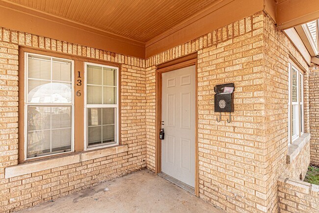 Building Photo - 2 Bed 1 Bath Duplex in NE OKC