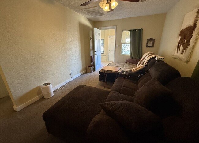 Building Photo - FOR RENT!! AVAILABLE 12/20/2025