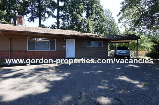 Primary Photo - SE Green Vista Dr - Milwaukie 2 bedroom du...