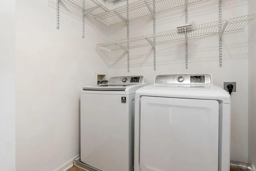 Building Photo - 1215 Park Dr