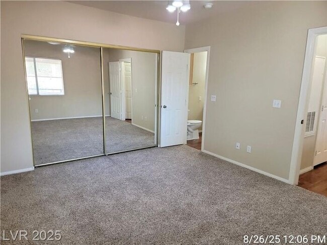 Building Photo - Bright Upstairs Unit with Vaulted Ceilings...