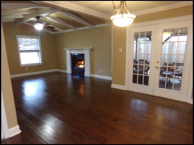 Building Photo - 122 Pin Oak Cove