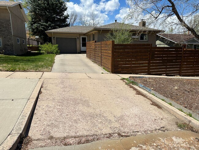 Building Photo - Cozy Rancher In The Addisons!