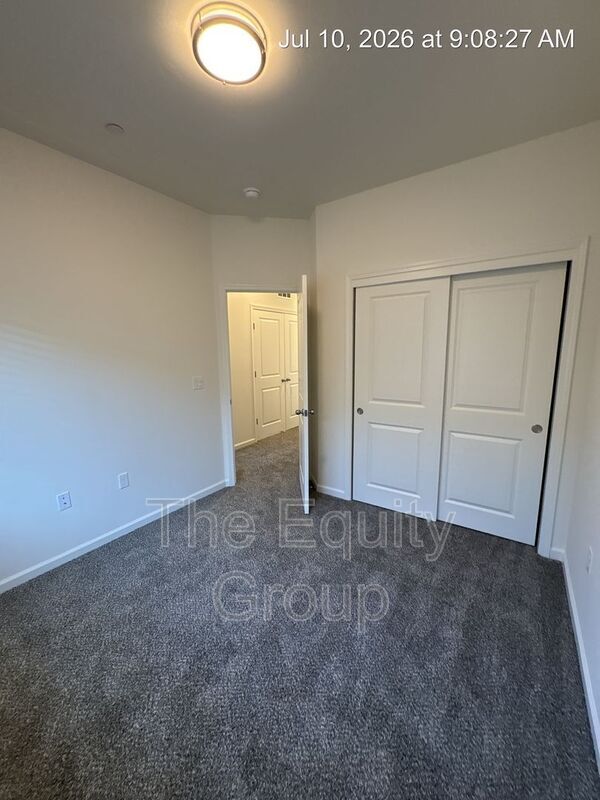 Building Photo - 725 S Pinkham St