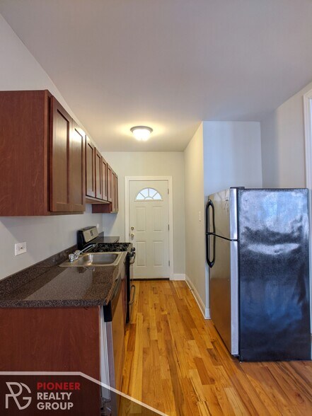 Building Photo - 630 W Cornelia Ave