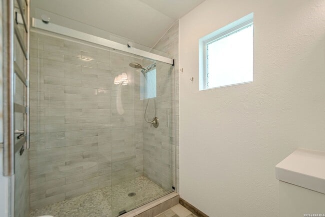 Building Photo - GORGEOUS 4-BEDROOM HOME IN TERRELL HEIGHTS