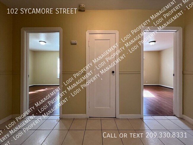 Building Photo - 102 Sycamore St