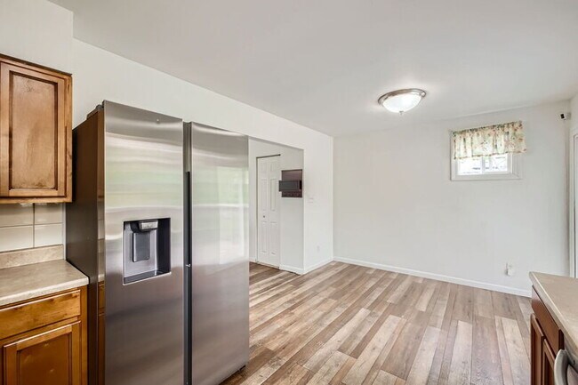 Building Photo - 605 Raemar Dr
