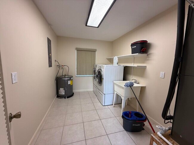 Building Photo - 4007 Greenwood Dr