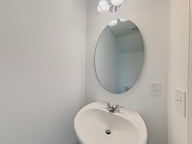 Building Photo - 703 Madison Dr