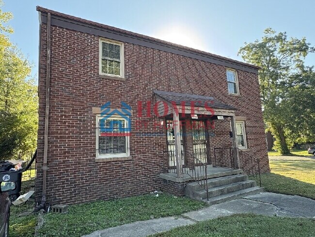 Building Photo - Two Bedroom Townhome | Fenced in Back Yard