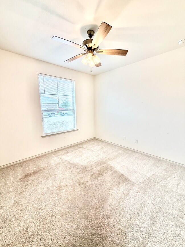Building Photo - "Charming 3-Bedroom Oasis with 2 Full Baths in Odessa's Heart – Expansive 1895 Sq. Ft.!"