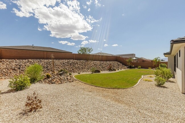 Building Photo - 3 bed plus office / 2.5 bath / 3 car Singl...