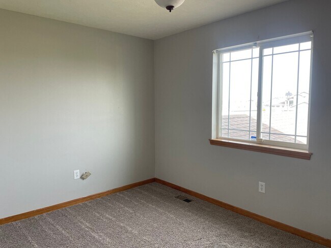Building Photo - 908 S Salish Ct