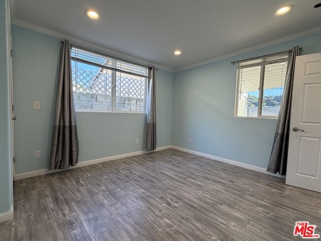 Building Photo - 10006 Samoa Ave