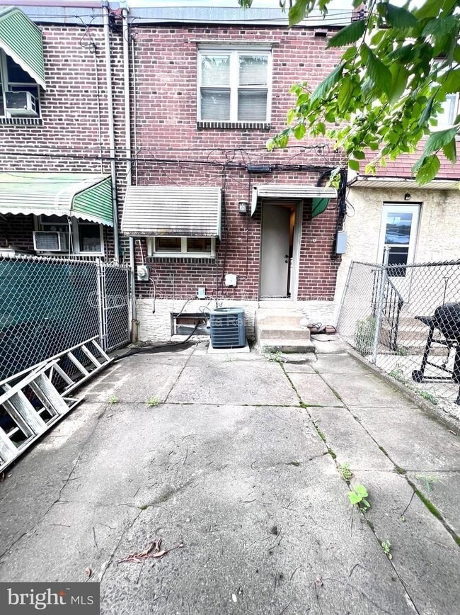 Building Photo - 2830 Castor Ave