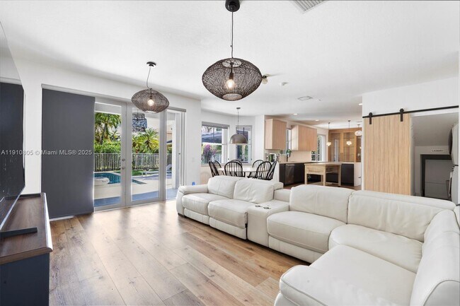 Building Photo - 932 Nandina Dr