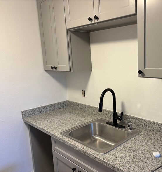 Kitchen sink - 4332 Pacific Ave