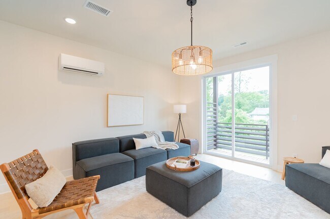 Building Photo - 2 Bedroom Townhome North Shore