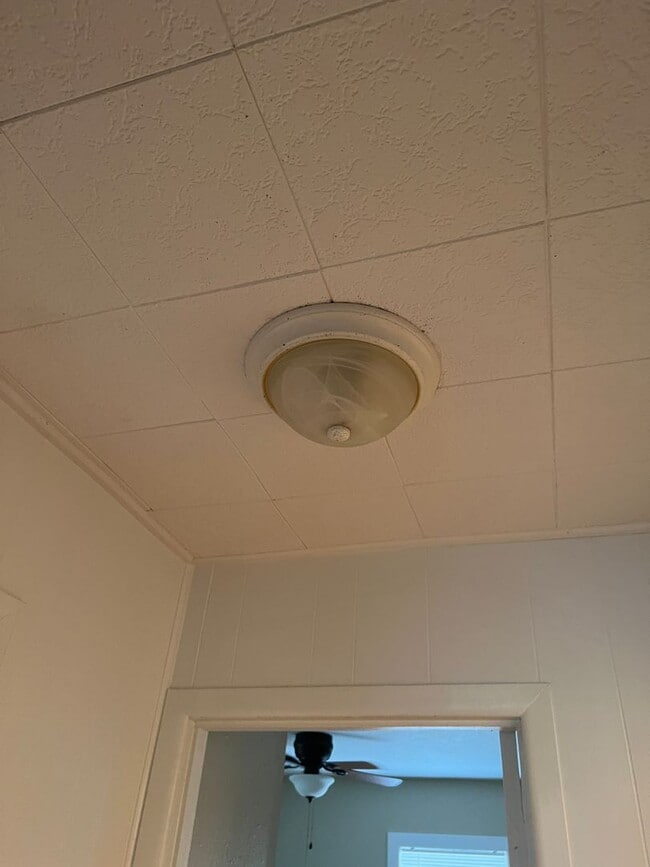 Building Photo - Available Mid-May 4 Bedroom / 1.5 Bathroom for Rent