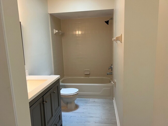 Building Photo - 3948 Meadowview Dr N