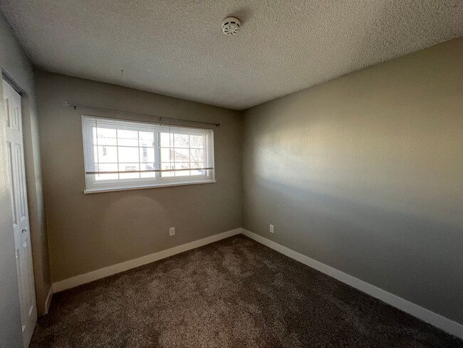 Building Photo - 3 Bedroom 2 Bathroom Condo Near Leetsdale ...