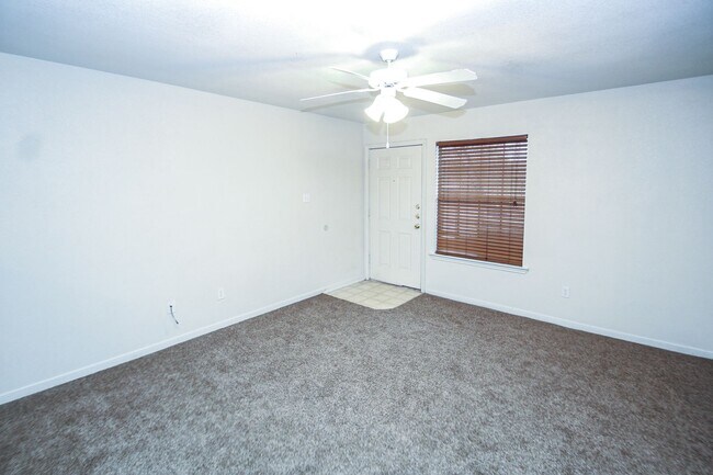 Building Photo - Spacious 3BR/2BA Fourplex with Private Backyard