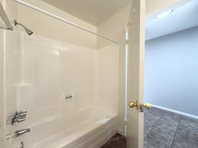 Building Photo - Spacious 2 Bedroom Corner Unit