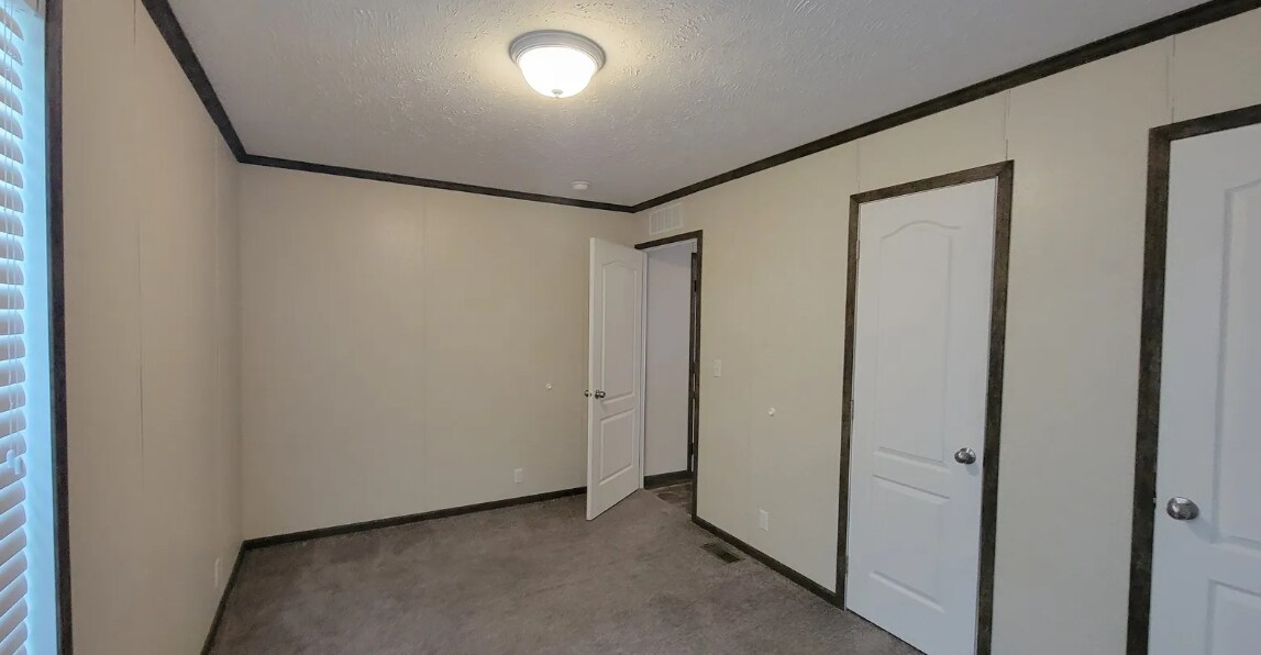 Building Photo - 204 Birch Ln