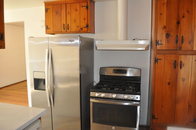 Building Photo - Very affordable Detached Single Family Hom...