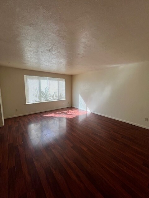 Building Photo - 2 bed 1 bath duplex Garden City!