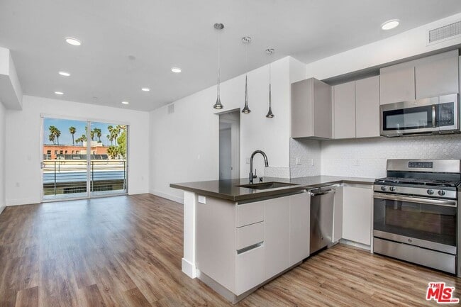 Building Photo - 453 S Kenmore Ave