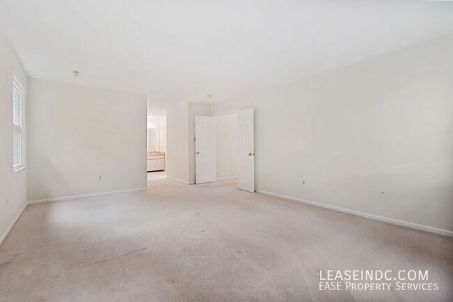 Building Photo - 3204 Ellicott St NW