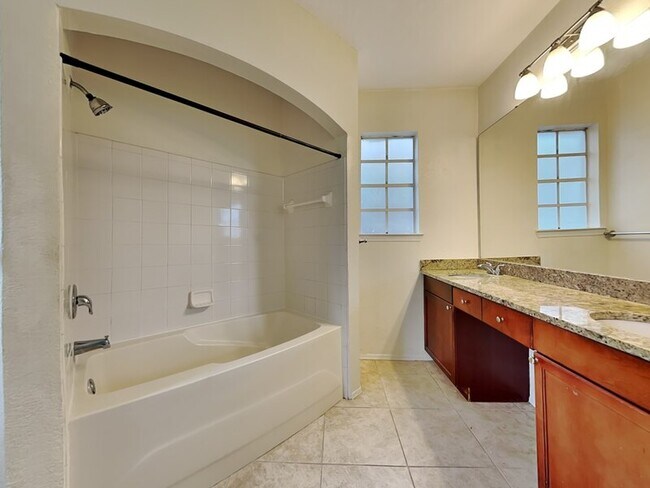 Building Photo - 114 Vista Verdi Cir