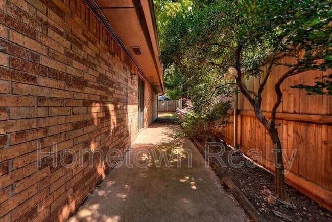 Building Photo - 1713 Hillcrest Dr