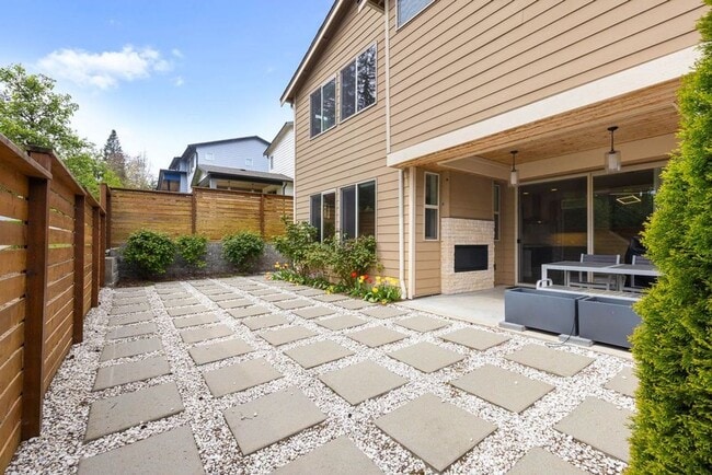Building Photo - Beautiful Home in Kirkland with 2-Car Garage and Outdoor Patio!