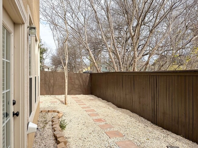 Building Photo - 505 Kingscote Ct