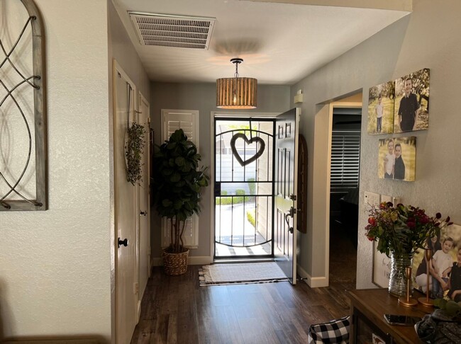 Building Photo - 3 bedroom in desirable Regency Park!