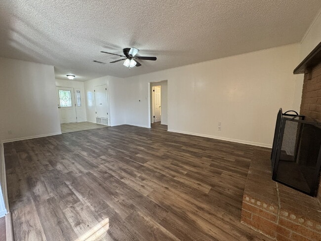 Building Photo - Lovely 3 bedroom 2 bath in desirable neighborhood