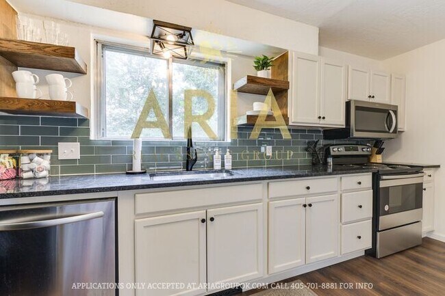 Building Photo - Unique 3 bed/2 bath Property with HUGE Bon...