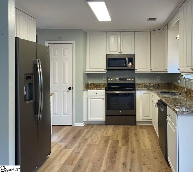 Building Photo - 303 Adirondack Way