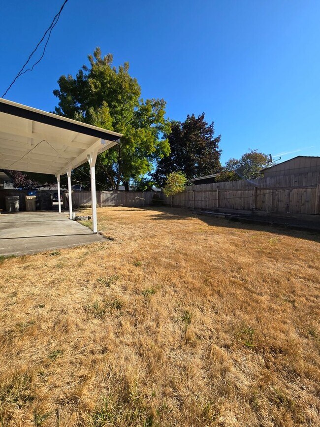 Building Photo - Pet Friendly Single Level 3 Bed 2 Bath Hom...