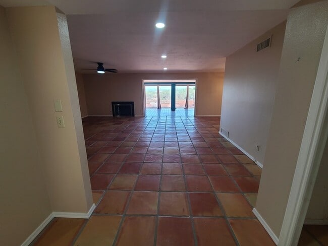 Building Photo - Beautiful 3bedroom 2 bathroom