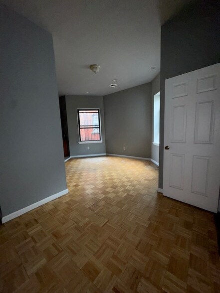Building Photo - 4254 Parkside Ave