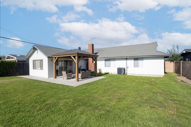Building Photo - Beautifully Remodeled 3 Bedroom, 2 Bathroo...