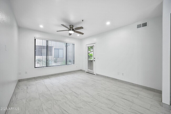 Building Photo - 4925 E Desert Cove Ave