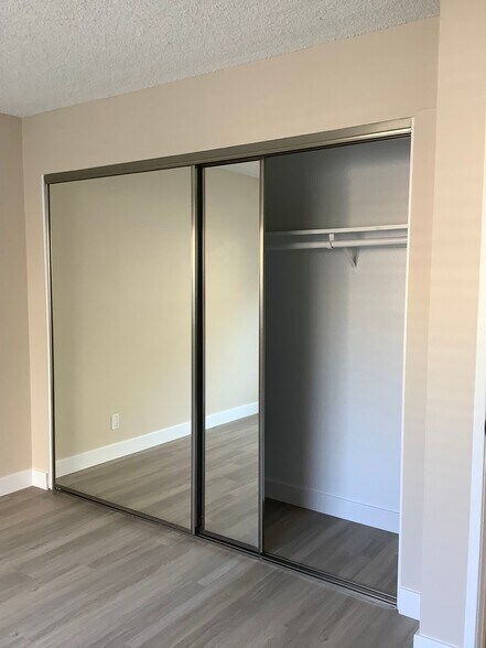 Building Photo - Carlsbad Coast